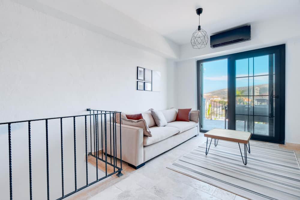 Alacati Apartment | Vacation flat w pool and balcony, 5 min to beach
