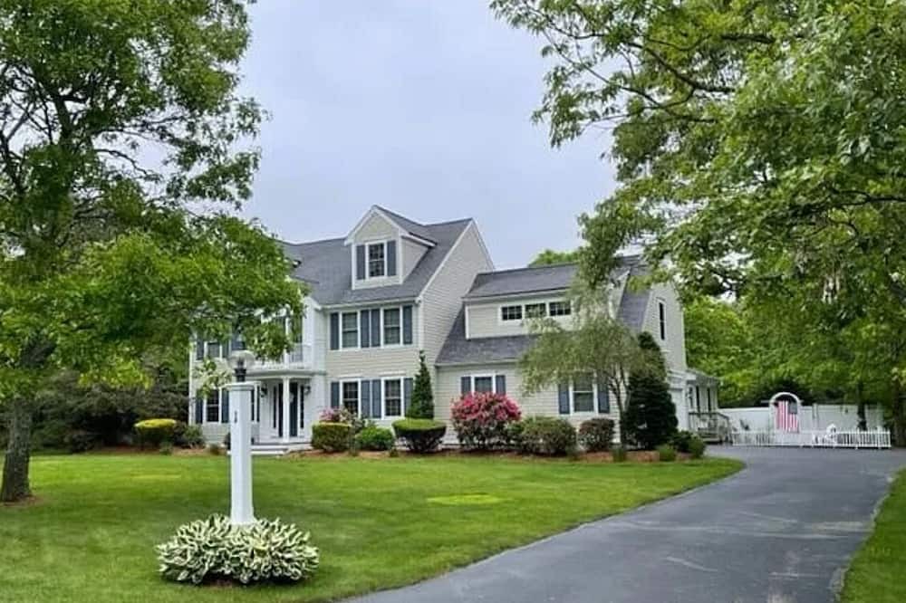 Mashpee Apartment | In law apartment, walk to Mashpee Commons for restaurants, shopping
