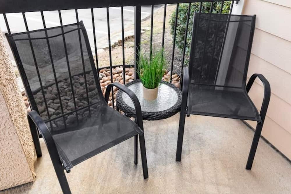 South Arlington Apartment | Sanitized Luxury 1Br 1Bath Condo/King bed/Pool/Gym