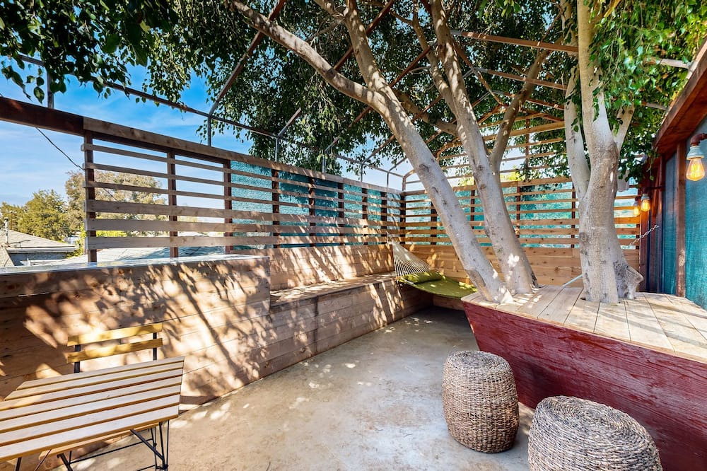 Park Mesa Heights House | Tranquil Escape in Baldwin Hills: Sauna, Fire Pit, and Rooftop Terrace