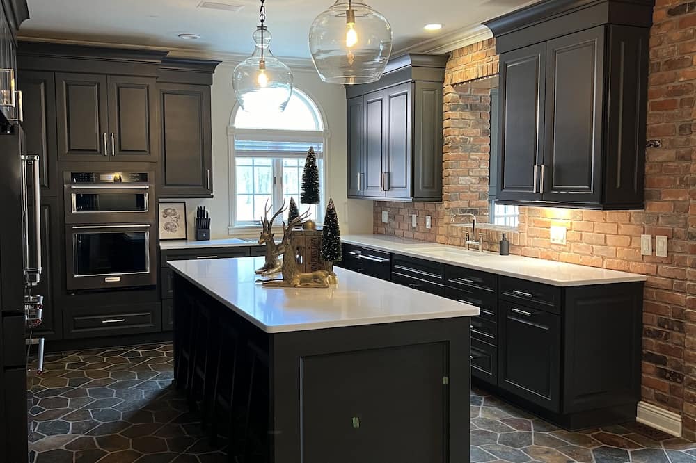 Haslett House | Escape to The Shoeman Manor: Your Dream Getaway!