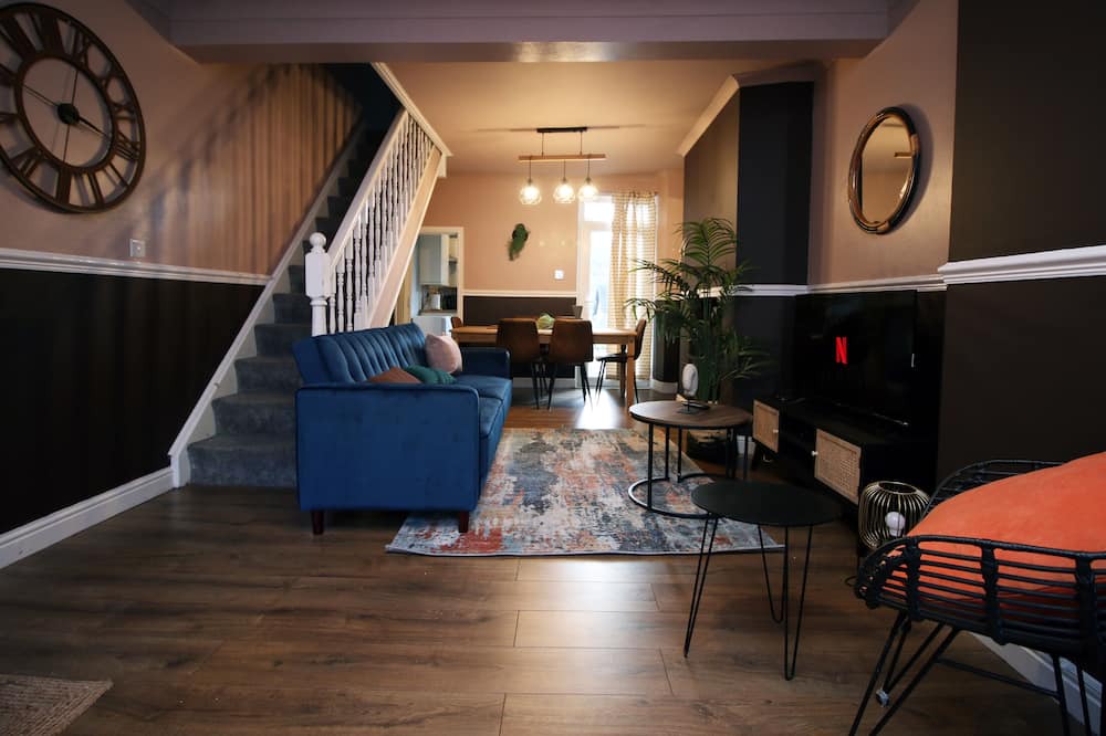 Abertillery House | Cosy 3BR Home| Scenic Views| Ideal for Walks & Work