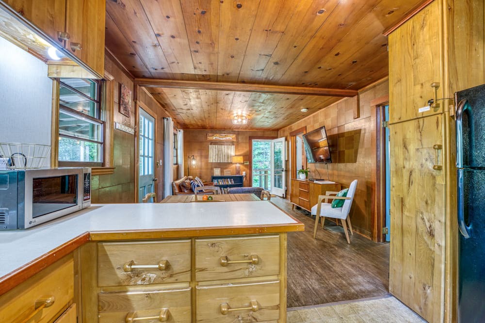 Marion Cabin | Pet-Friendly Cozy Cabin in Peaceful Setting