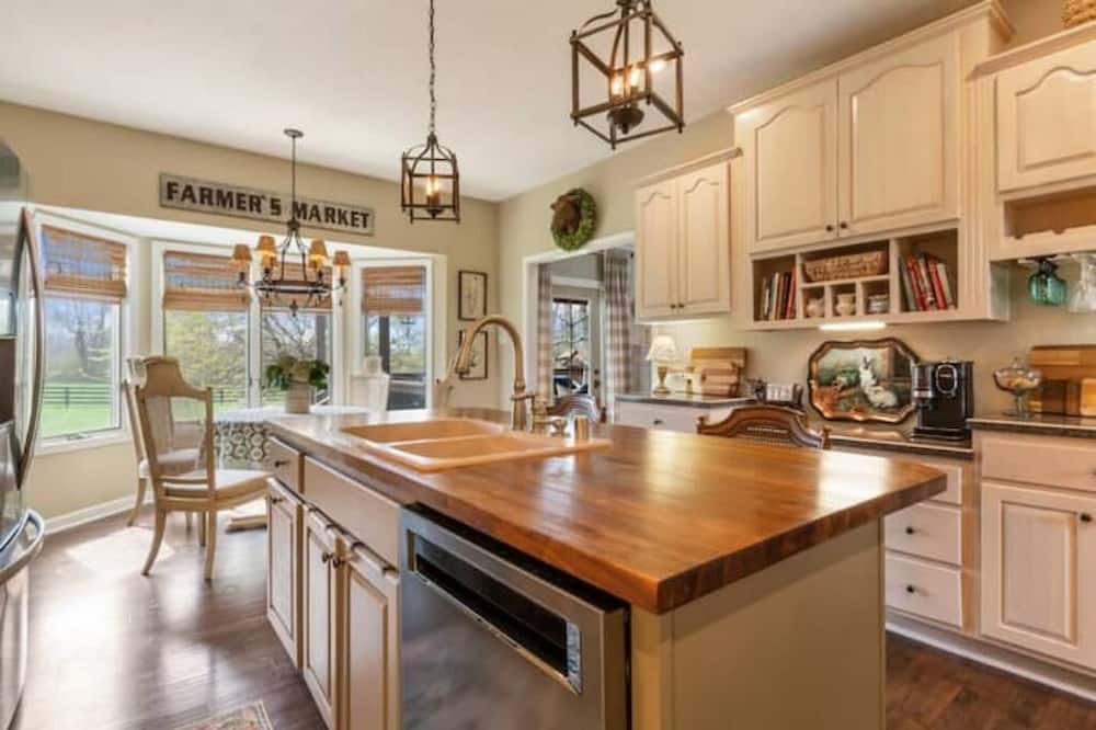Buechel House | Welcome PGA Guests! Luxurious, Clean & Comfy! Playground for the kids, firepit