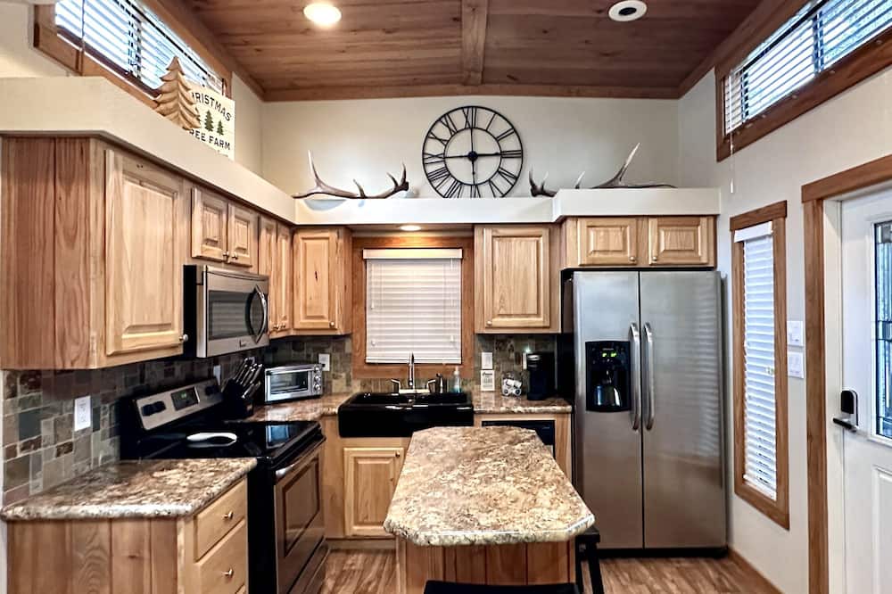 Lindale Cabin | Cozy cabin on the edge of the woods yet close to downtown Lindale.