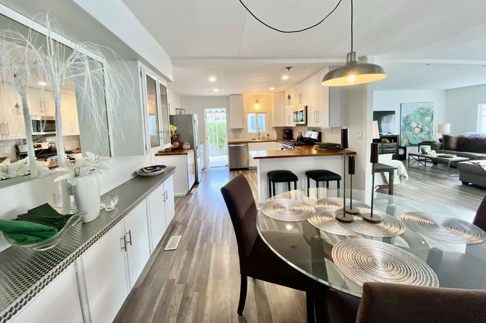 The Mesa House | Palm Springs Tiki Getaway! Pet-Friendly!