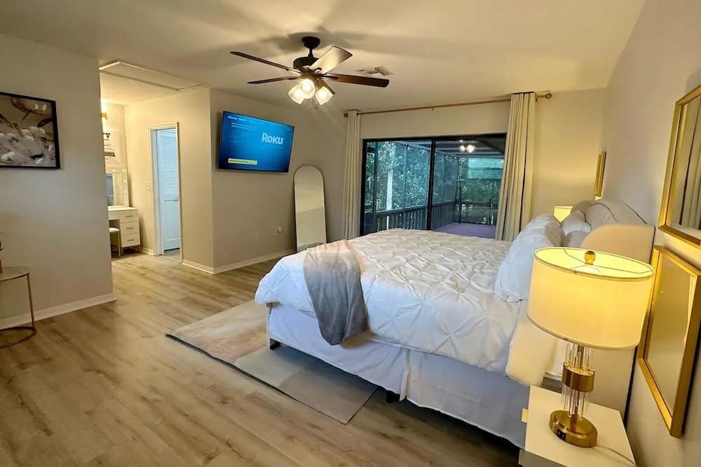 Eustis Villa | Luxury Villa by Downtown Mt Dora