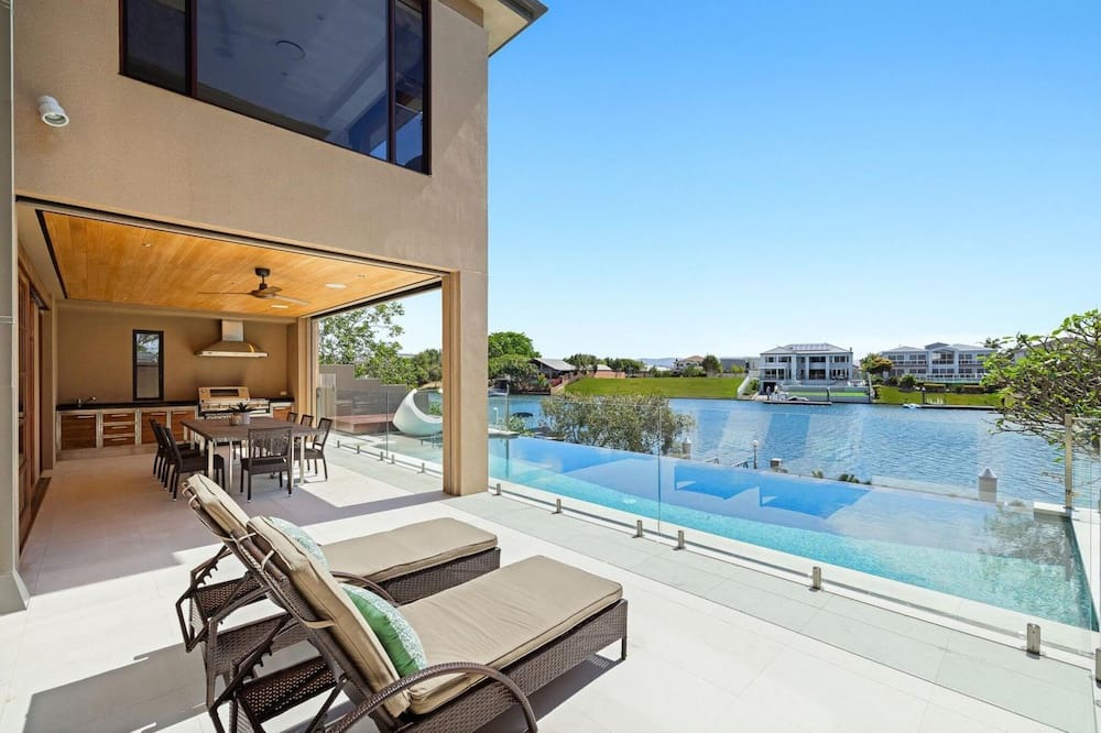 Broadbeach Waters Villa | Harmonious waterfront
