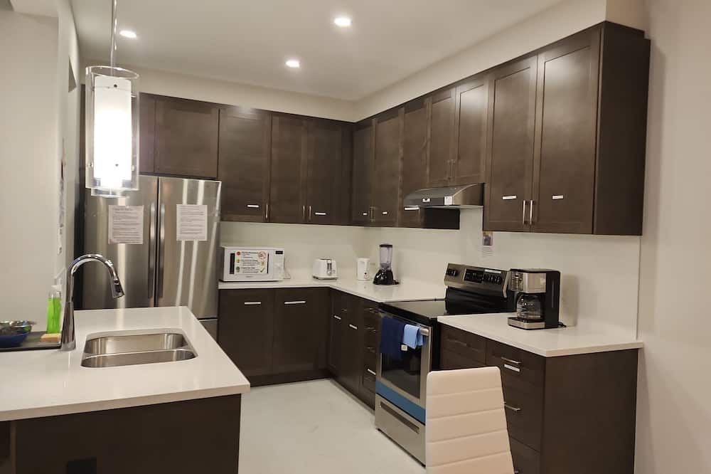 Ottawa Division House | Stylish & Modern 4BD/3.5 Bath Townhome w/Self Check-In+Kitchen & ParkinginKanata