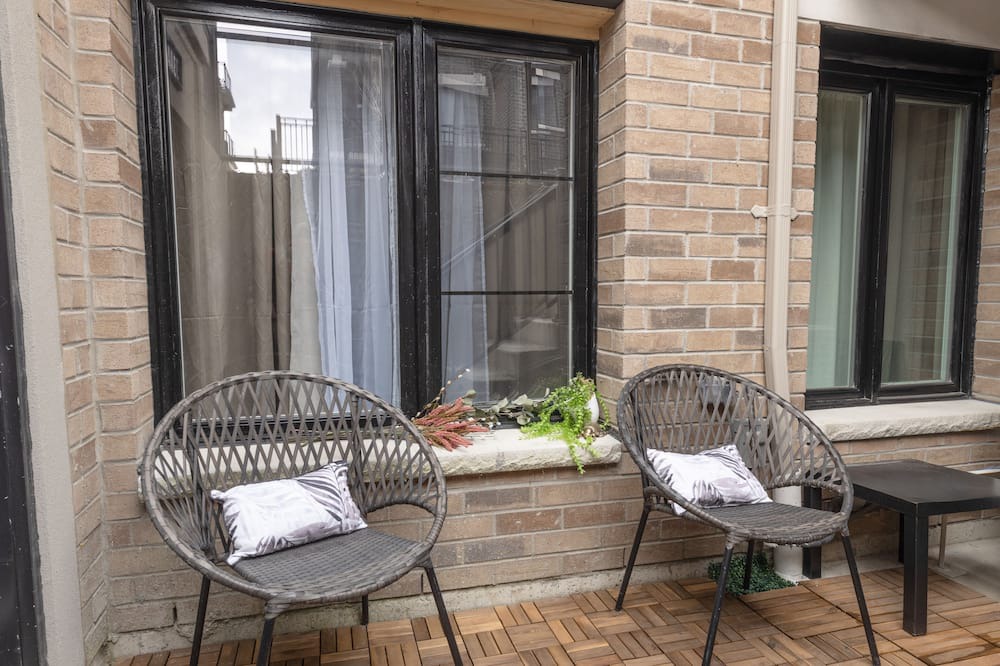 Clarington Condo | Condo Oasis steps to Lakeview