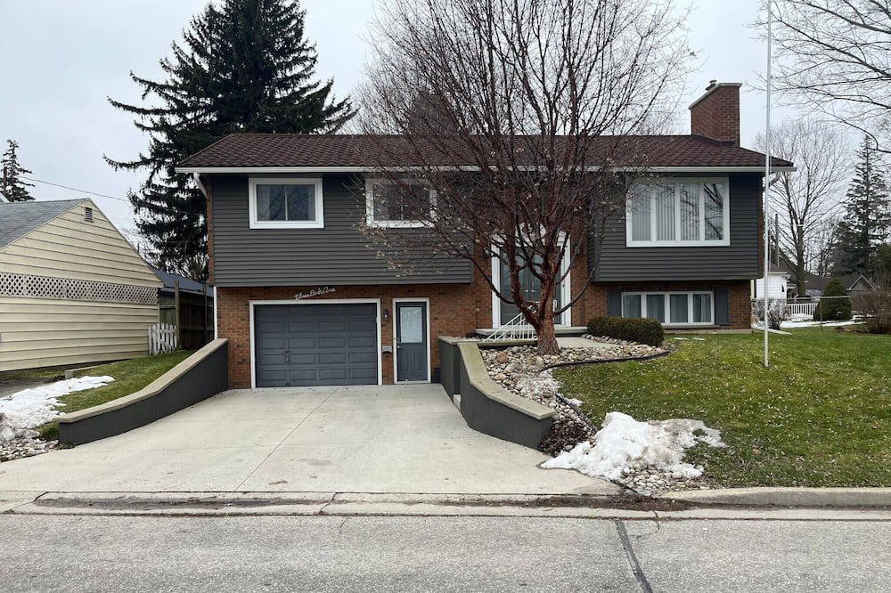 Tillsonburg Apartment | Generational Delight!!