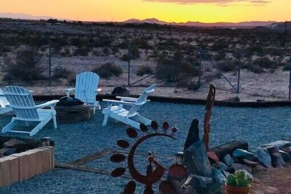 Wonder Valley Cabin | Secluded JT Desert Cabin w/Mt View/Hot tub/Stars & Outdoor Shower. Fenced/dogs!