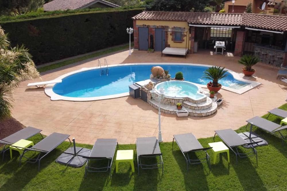 Perelada Villa | Homerez - Villa for 10 ppl. with swimming-pool, sauna and jacuzzi at Peralada