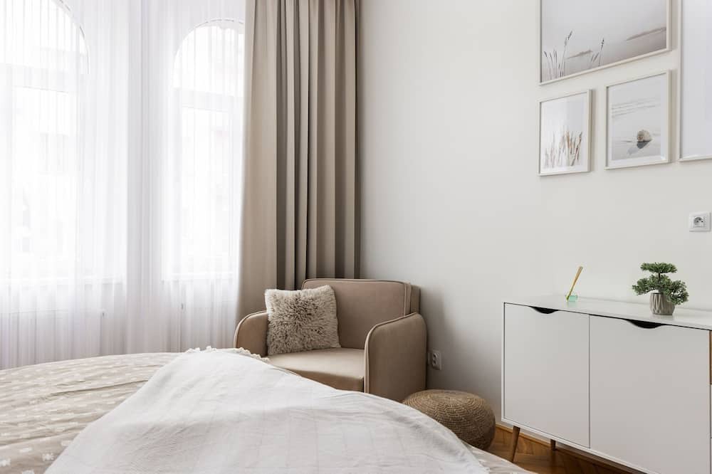 Palmovka Apartment | City Buzz Apartment - O2 Arena - Sleeps 6