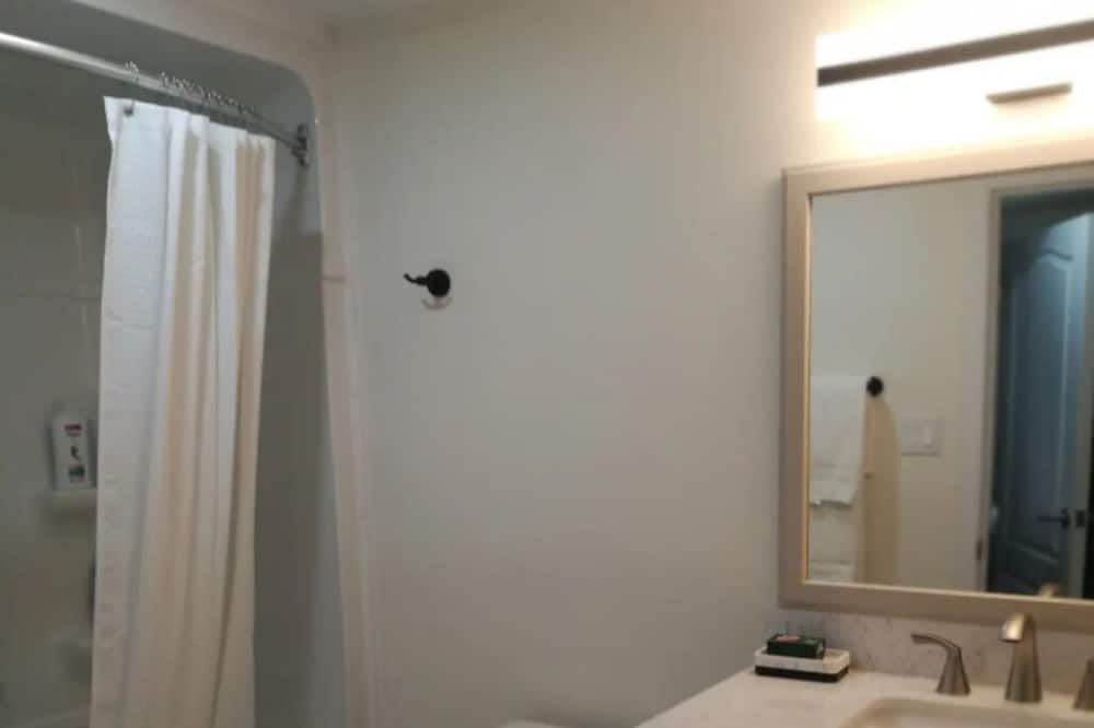 Guelph House | Beautifully 1 bedroom suite in Guelph