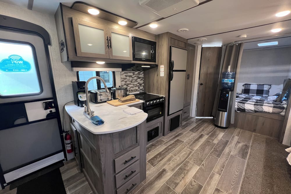 Bridgeview House | 2022 New Luxury Modern Trailer/RV BnB