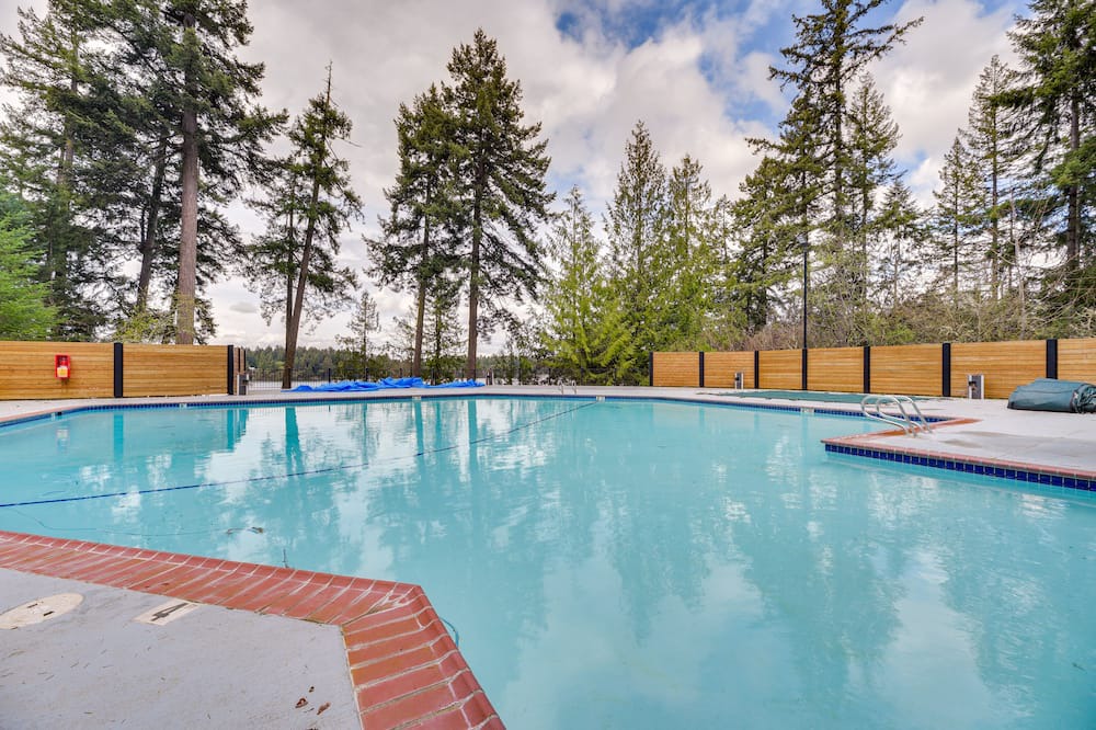 McKenna House | Incredible Home w/ Hot Tub, Bar & Clear Lake View!