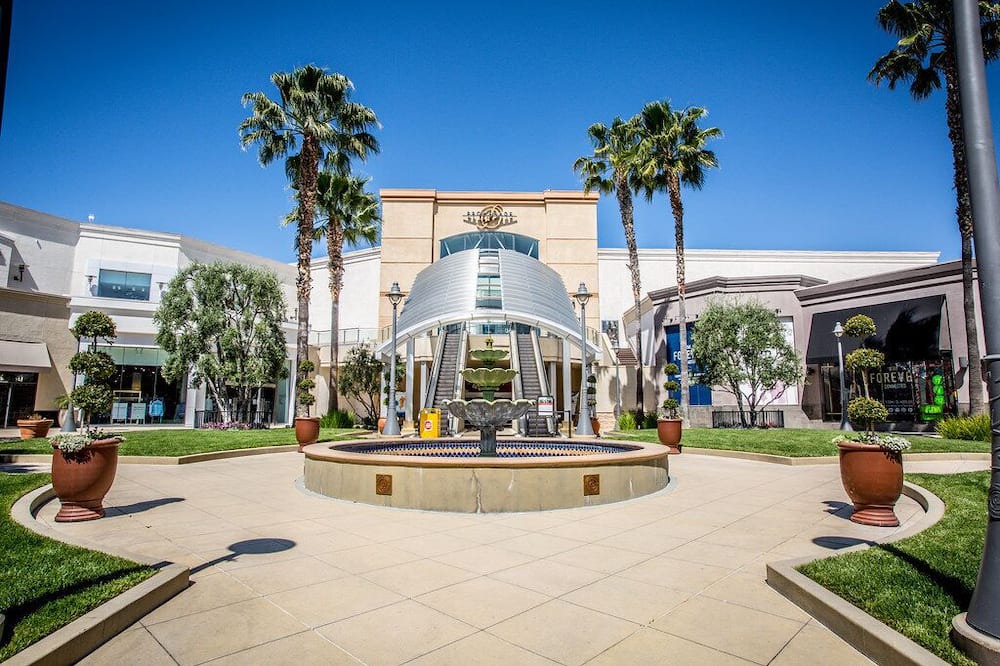Temecula House | BRIGHT & MODERN Across from LAKE, 2 KING BEDS!!