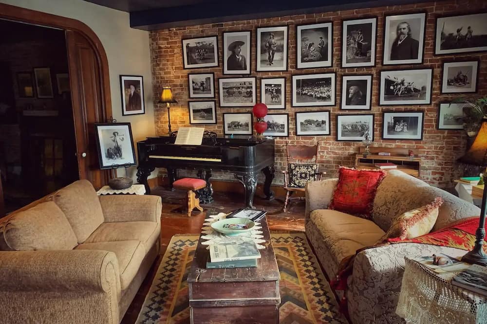 Leavenworth Apartment | A Victorian Experience in an historical building.