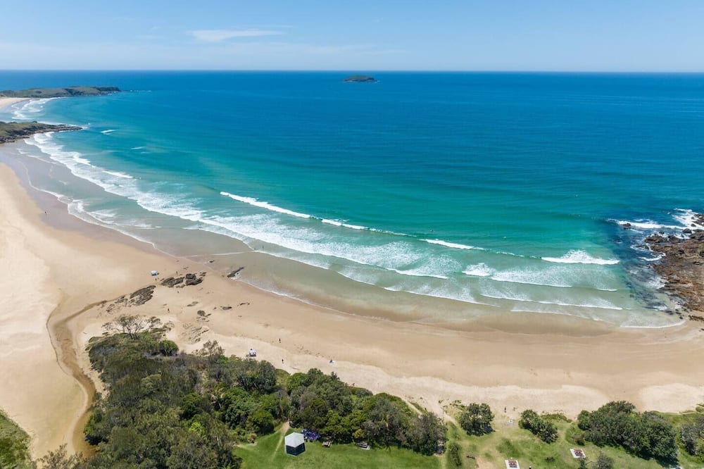 Emerald Beach House | Emerald Views 3- Jaw dropping ocean and island views , 200m to beach