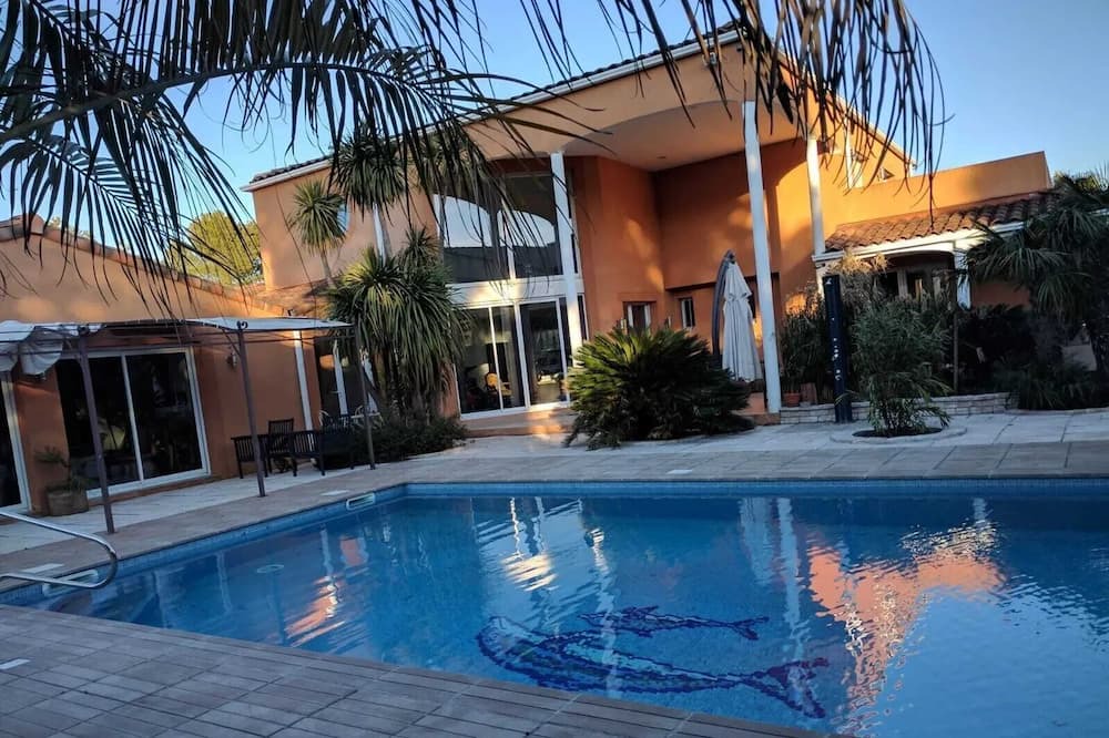Rognac Villa | Homerez - Big villa for 10 ppl. with swimming-pool and garden at Rognac