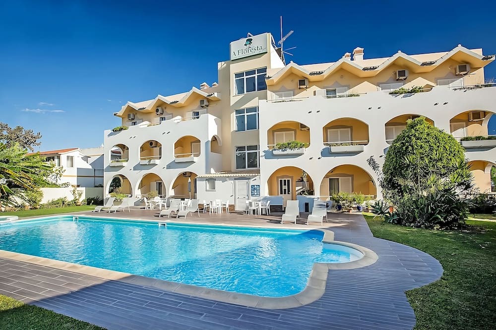 Figueiral House | Embark on an Algarve Adventure! Swimming Pools, Free Parking and Breakfast!