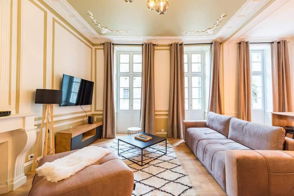 Guingamp Apartment | Logement D'exception : 10 Chambres et Babyfoot