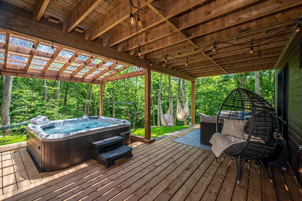 Argenteuil Regional County Municipality Ski Chalet | 16 people, dome sauna, lake n river access, spa
