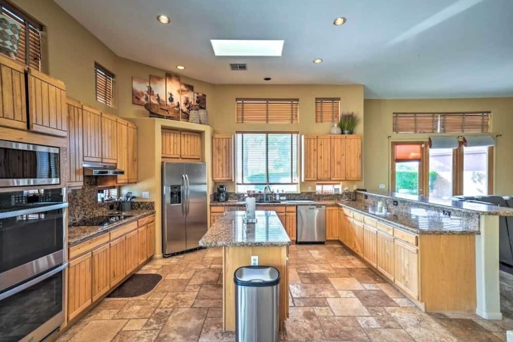 Peoria House | Buckskin Desert Oasis with Pool & Hot Tub-Spring Training, Lake Pleasant & more