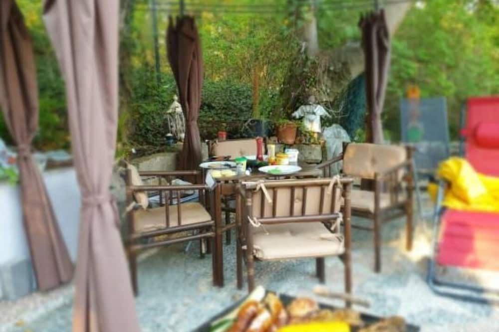Bad Sulza House | Holiday Home 'Tinyhaus Wolkenlos' with Shared Terrace, Wi-Fi and Air Conditioning