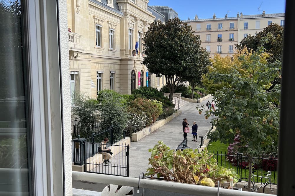 Clichy Apartment | Apartment 'Appartement Sans Vis À Vis' with Wi-Fi