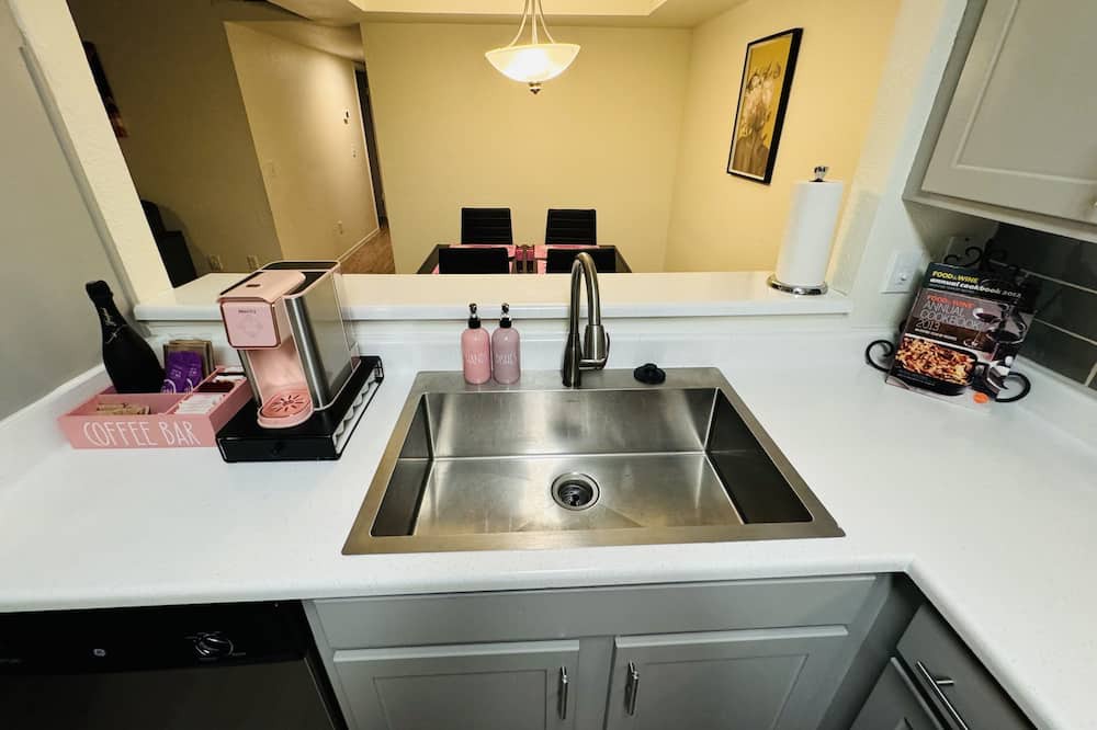 Paradise Apartment | GNO House/9 mins to Strip/Complementary Champagne