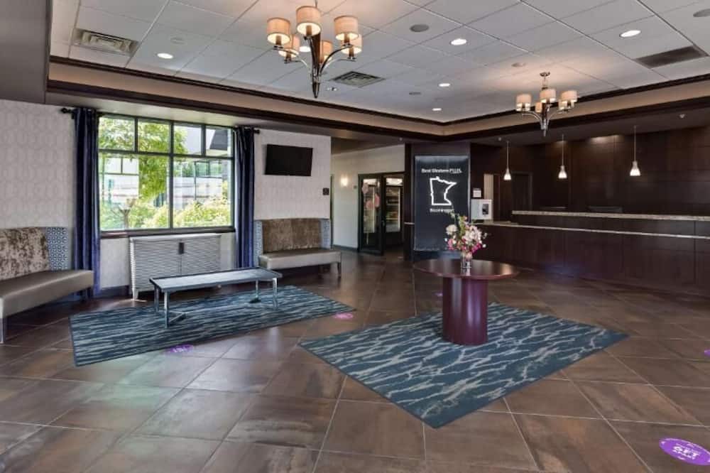 South Loop House | Bloomington Bliss: Elegant Stay with Free Wi-Fi & Breakfast Included