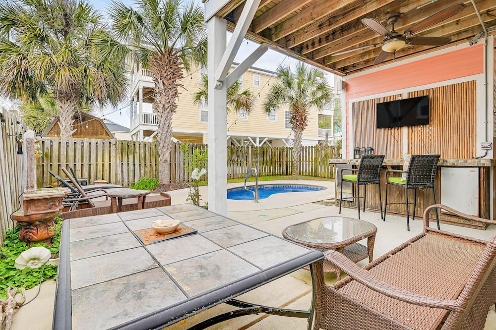 Garden City Villa | Murrells Inlet Villa w/ Pool: Walk to Beach!