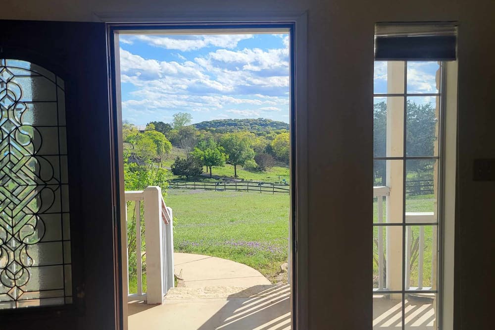 Boerne House | Private Gated Country Estate on Sprawling 3.5 Acres – Your Serene Getaway