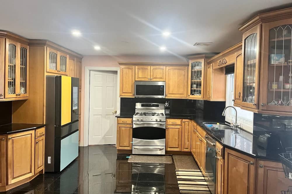 Edison Apartment | Downtown Edison, Close to NYC Modern Luxury Retreat - Single Family Home