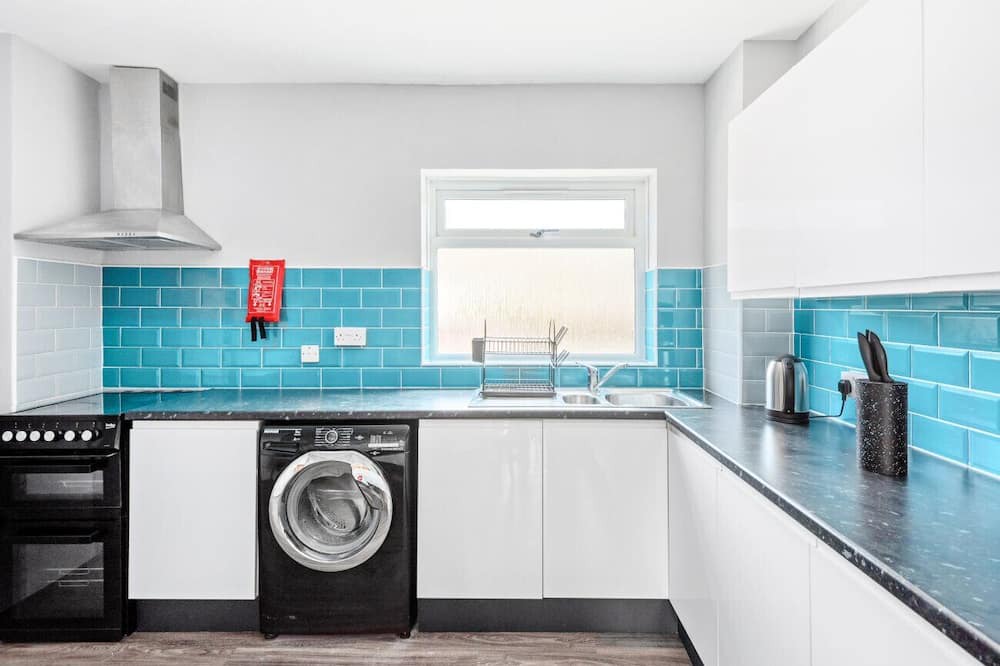 Severn Beach House | 4BR Contractor Pad -70 INCH TV! & Free Van Parking