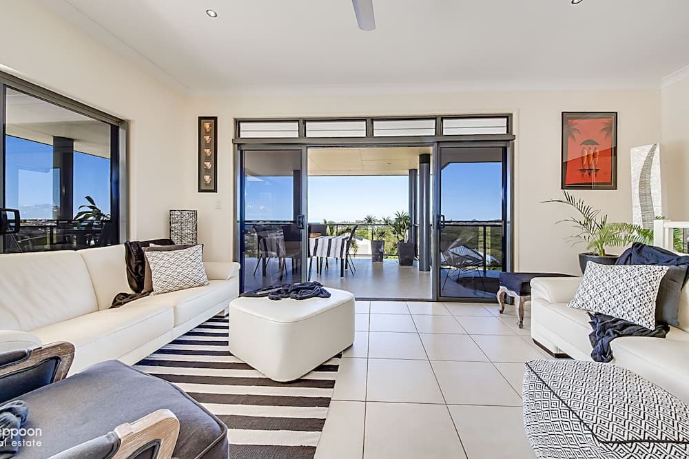Yeppoon House | POOL WITH SEAVIEWS AND ENDLESS ENTERTAINING