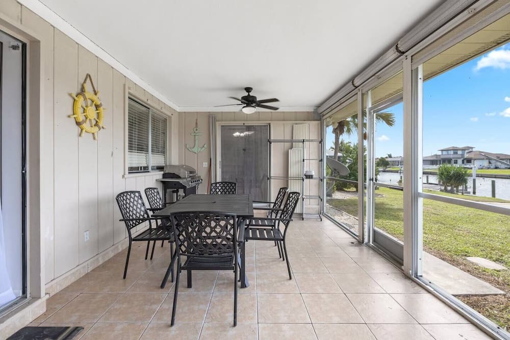 Edgewater House | Located in the center of the town