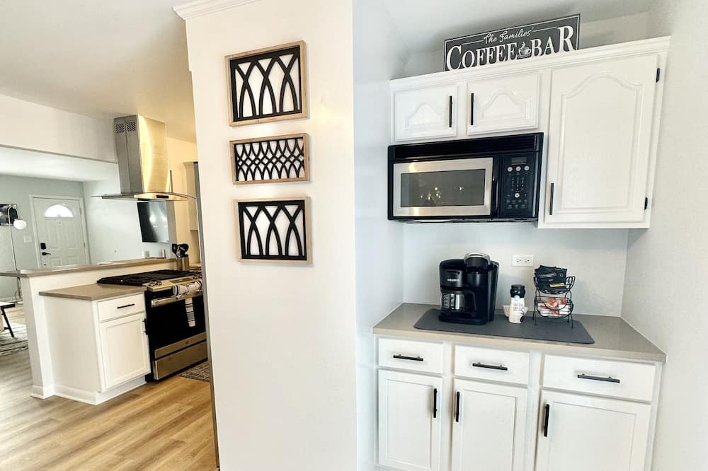 Hanover Park House | Beautiful Ranch, close to train station, fully fenced yard