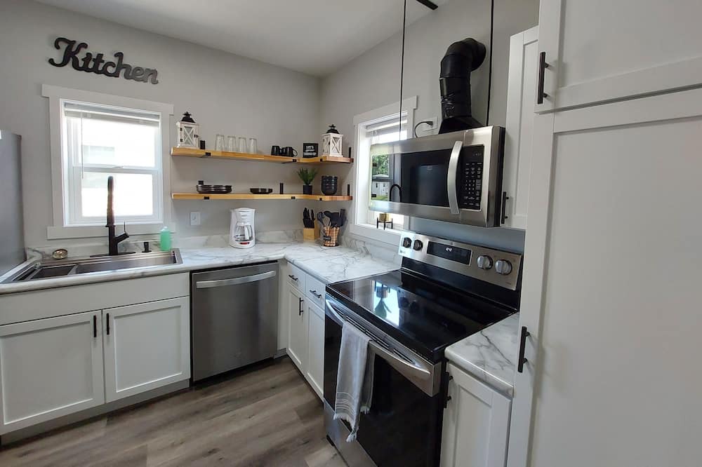 Cedar Rapids House | Cozy Hidden Gem!