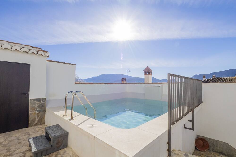 Zafarraya Cottage | Cubo's La Casa de Tita Elvira 8 PAX / communal swimming pool / valley views