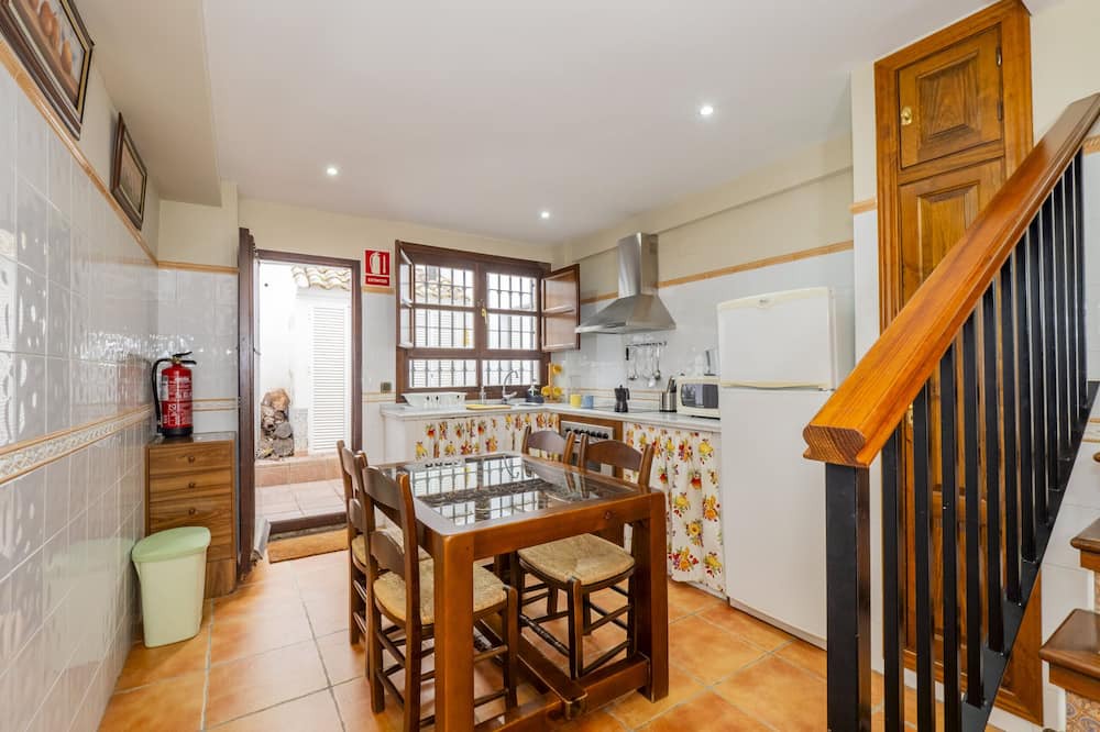 Zafarraya Cottage | Cubo's La Casa de Tita Elvira 4 PAX / wood stove / free wifi