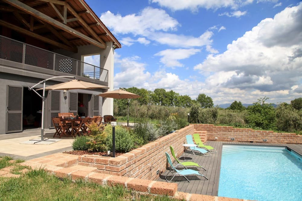 Soriano nel Cimino Villa | Villa with saltwater pool with olives & hazelnuts