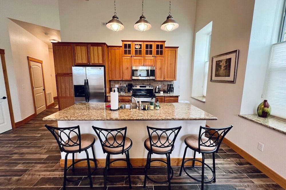 Helena Condo | Entire Luxury Condo: 4 downtown units
