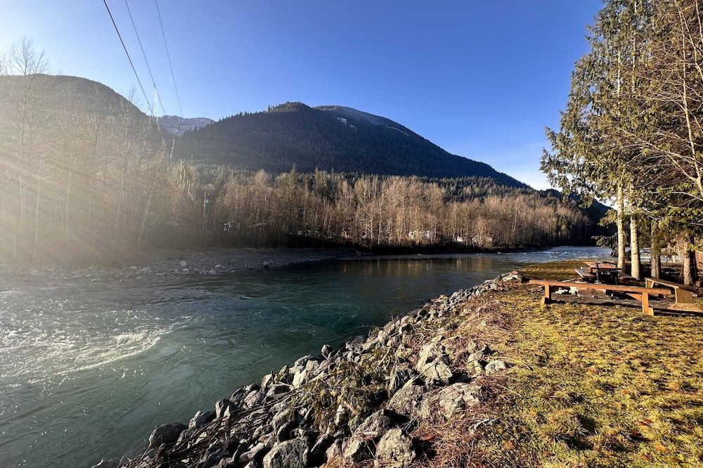 Sardis House | 3 Bedroom 2 Bathroom Waterfront Cabin on the River W/ Mini Loft W Fire Pit