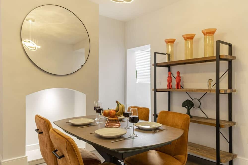 Coalville House | Sparkenhoe - Stunning home with garden & parking