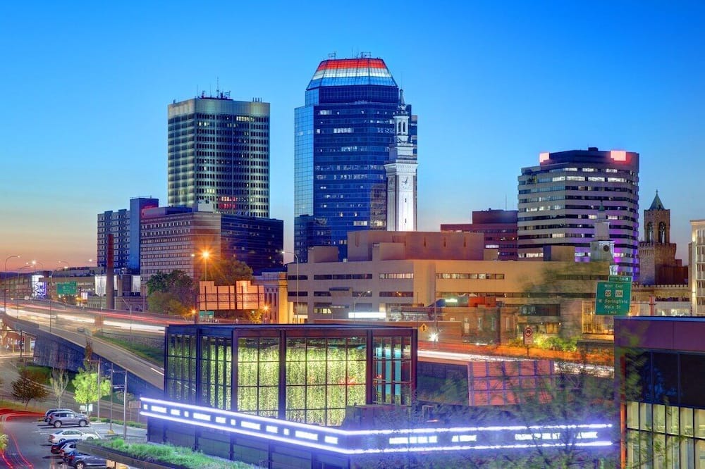 Springfield Apartment | Stylish & Modern Getaway in Downtown Springfield!nn