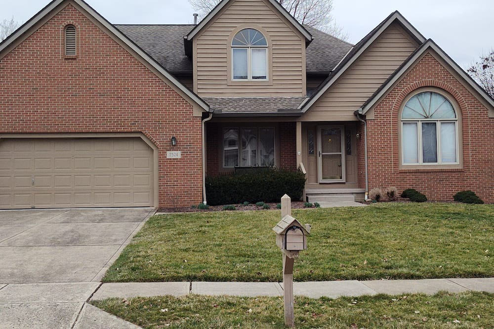 Reynoldsburg House | Reynoldsburg Ohio Full house with two car garage in the city close to inters 270