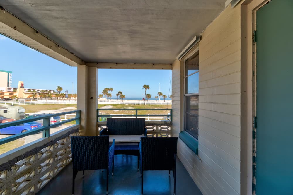 Daytona Beach Cottage | Cozy Cottage #1 in Daytona Beach. Relaxing beach views from patio!